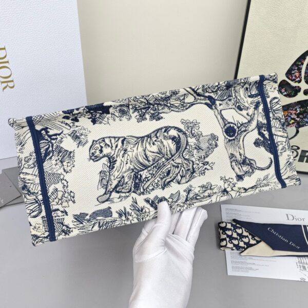 Medium Dior Book Tote Ecru and Blue Toile de Jouy Embroidery - Image 3