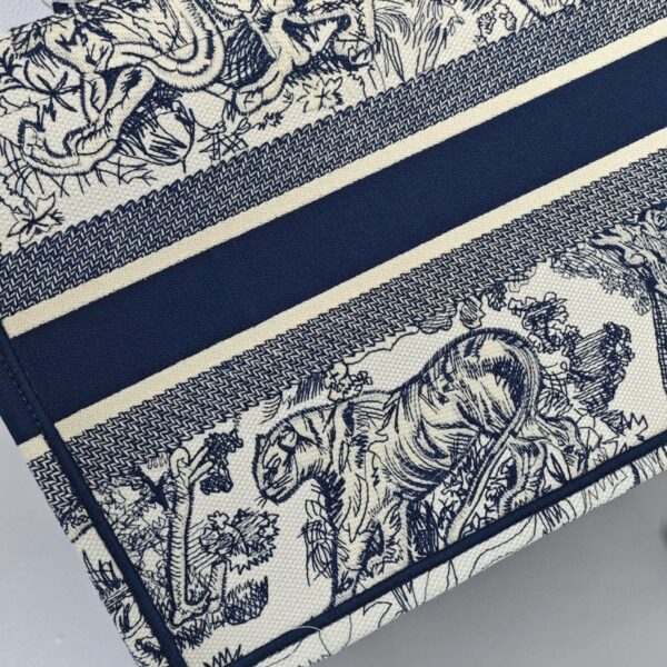 Medium Dior Book Tote Ecru and Blue Toile de Jouy Embroidery - Image 5