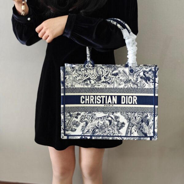 Medium Dior Book Tote Ecru and Blue Toile de Jouy Embroidery - Image 9